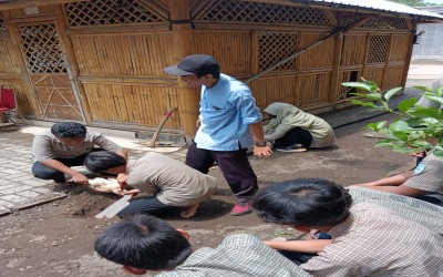 Siswa-siswi kelas IX SMPIT Al Uswah melakukan simulasi penyembelihan hewan Qurban.