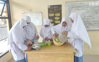 Siswa-siswi kelas X SMAIT Al Uswah Bangil hasilkan produk makanan dari penerapan bioteknologi